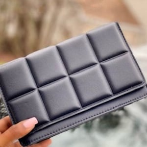 Luxe Classique: bolso bandolera o de hombro de piel acolchada disponible en varios colores