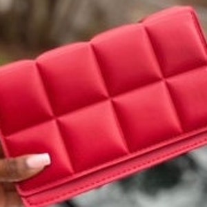 Luxe Classique: bolso bandolera o de hombro de piel acolchada disponible en varios colores