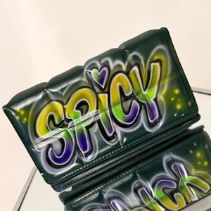 Bolso bandolera acolchado con grafiti aerografiado SPICY 2.0
