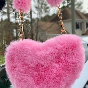 Sac à main pelucheux en fausse fourrure en forme de coeur avec chaîne en or - Plusieurs couleurs