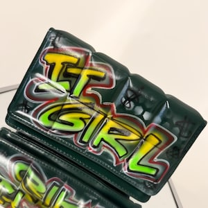 Bolso bandolera acolchado con grafiti aerografiado IT GIRL