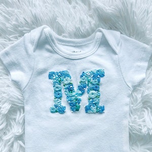Macacão infantil personalizado com inicial floral bordado à mão, presente exclusivo para chá de bebê, macacão personalizado para recém-nascido, macacão de flores, macacão para menina