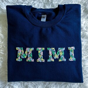 Monograma floral, iniciales o palabras personalizadas bordadas a mano en sudadera de cuello redondo de color, letras de flores, letras florales bordadas con flores