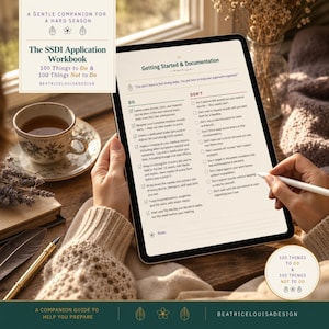 Könnte beinhalten: Ein digitales Tablet zeigt The SSDI Application Workbook mit einer Checkliste namens Getting Started & Documentation. Der Bildschirm listet Do- und Don't-Aufgaben für medizinische Unterlagen auf. Ein weißer Eingabestift wird gegen den Bildschirm gehalten.