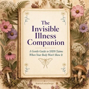 Könnte beinhalten: Ein Buch mit dem Titel The Invisible Illness Companion: A Gentle Guide to SSDI Claims When Your Body Won't Show It, mit einer Mottenillustration, umrahmt von gepressten Blumen, Farnen und Pilzen auf einem cremefarbenen Hintergrund.