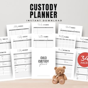Op de afbeelding: Een verzameling witte papieren pagina's met zwarte tekst, ontworpen voor het plannen van de voogdij over kinderen. De pagina's bevatten secties voor schema's, informatie en overeenkomsten. Een teddybeer zit voor de pagina's. De tekst luidt "CUSTODY PLANNER" en "34 PAGES."