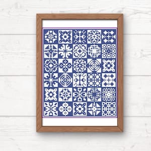 Puede incluir: Un patrón de punto de cruz enmarcado con un esquema de color azul y blanco. El patrón presenta una variedad de diseños geométricos.