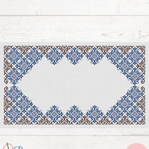 Può includere: Un modello digitale a punto croce con un centro bianco e un bordo di disegni geometrici blu e marroni. Il modello include il testo "Pura Creations" e un'icona "PDF".