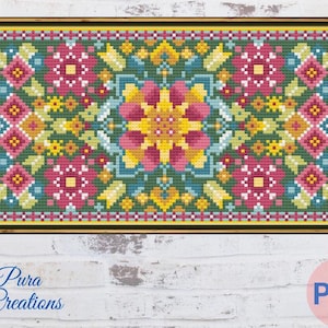 Könnte beinhalten: Ein Kreuzstichmuster mit einem floralen Design in Rosa, Gelb, Blau und Grün. Das Muster ist in einem Holzrahmen eingefasst und enthält den Text "Pura Creations" und "PDF".