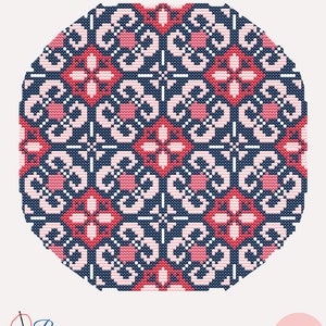 Könnte beinhalten: Ein digitales Kreuzstichmuster mit einem kreisförmigen Design mit einem sich wiederholenden Muster aus rosa, roten und weißen Blumen auf dunkelblauem Hintergrund.