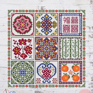 Puede incluir: Un patrón de punto de cruz con nueve diseños cuadrados, incluyendo motivos florales, geométricos y caracteres chinos. La paleta de colores incluye rojo, verde, azul, amarillo y naranja. El diseño está enmarcado con un borde verde. El texto "Pura Creations" y "PDF" son visibles.