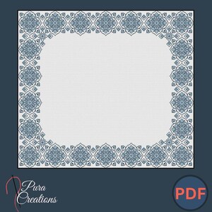 Könnte beinhalten: Ein quadratisches Kreuzstichmuster mit einem dekorativen Rand aus sich wiederholenden blauen und grauen Blumenmotiven auf einem weißen Rasterhintergrund. Das Design enthält den Text Pura Creations und ein PDF-Symbol in den unteren Ecken.