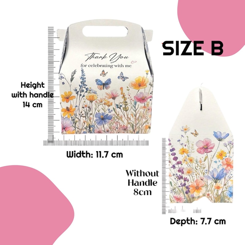 K&ouml;nnte beinhalten: Eine wei&szlig;e Geschenkbox mit floralem Design und dem Text "Thank You for celebrating with me". Die Box hat einen Griff und misst 11,7 cm in der Breite und 8 cm in der H&ouml;he ohne den Griff. Die Box ist 7,7 cm tief.