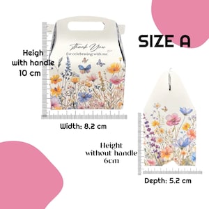 K&ouml;nnte beinhalten: Eine wei&szlig;e Geschenkbox mit einem Blumenmuster und dem Text "Thank You for celebrating with me". Die Box hat einen Griff und misst 8,2 cm in der Breite, 6 cm in der H&ouml;he ohne Griff und 10 cm in der H&ouml;he mit Griff. Die Box ist auch in einer kleineren Gr&ouml;&szlig;e erh&auml;ltlich, die 5,2 cm tief ist.
