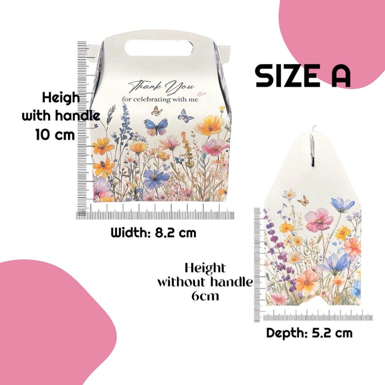 K&ouml;nnte beinhalten: Eine wei&szlig;e Geschenkbox mit einem Blumenmuster und dem Text "Thank You for celebrating with me". Die Box hat einen Griff und misst 8,2 cm in der Breite, 6 cm in der H&ouml;he ohne Griff und 10 cm in der H&ouml;he mit Griff. Die Box ist auch in einer kleineren Gr&ouml;&szlig;e erh&auml;ltlich, die 5,2 cm tief ist.