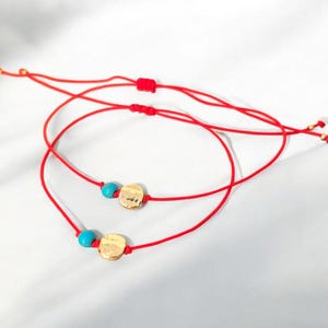 Minimalistisches rotes Armband mit vergoldeter Perle und Türkisstein - Verstellbare Schnur