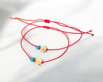 Minimalistisches rotes Armband mit vergoldeter Perle und Türkisstein - Verstellbare Schnur