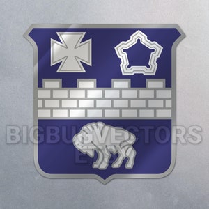 Pode incluir: Um escudo azul com uma cruz prateada, uma estrela prateada e uma parede de tijolos prateados. Um búfalo prateado está no centro inferior do escudo.