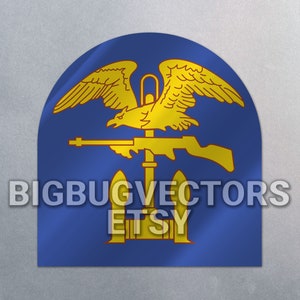 Puede incluir: Un emblema azul y amarillo con un águila estilizada, un rifle y un ancla. El águila está posada en la parte superior del rifle, y el ancla está debajo del rifle. El texto "BIGBUGVECTORS ETSY" es visible en la parte inferior del emblema.