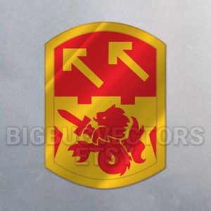 Puede incluir: Un parche de unidad militar amarillo y rojo con un león rojo sosteniendo una espada y dos flechas rojas apuntando hacia arriba. El parche tiene un borde dorado.