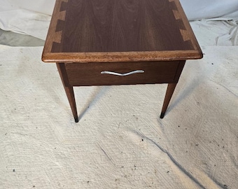 Mesita auxiliar Vintage Lane AltaVista de estilo moderno de mediados de siglo, mesita de noche de nogal con incrustaciones.