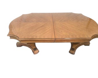 Mesa de comedor moderna de mediados de siglo con tablero enchapado en chevron