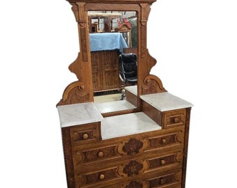 Tocador y espejo victoriano antiguo con encimera de mármol.