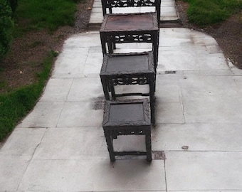 Juego de 4 mesas nido chinas de madera noble tallada de mediados de siglo