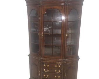 Vitrina de porcelana tradicional Harden de cerezo macizo con iluminación, 80 x 49 pulgadas