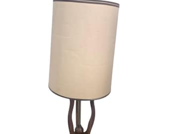 Lámpara de mesa trípode vintage de mediados de siglo en nogal con pantalla de tambor