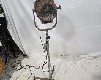 Lámpara de pie industrial vintage para escenario – Foco Fresnel de Ward Leonard – Iluminación de estudio de Hollywood con soporte – Decoración rústica para cine