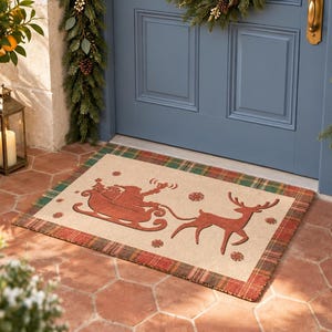 K&ouml;nnte beinhalten: Eine rechteckige Fu&szlig;matte mit beigefarbener Mitte, die eine rote Silhouette des Weihnachtsmanns im Schlitten zeigt, gezogen von einem Rentier und umgeben von kleinen Schneeflocken. Die Matte hat einen rot-gr&uuml;n-goldenen Karorand.