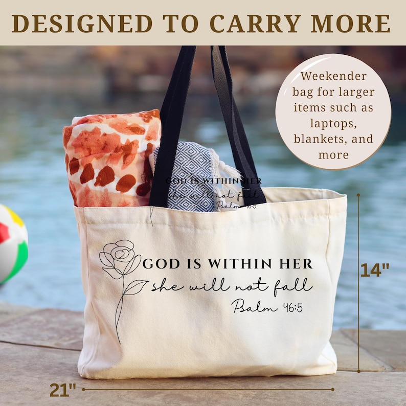 Op de afbeelding: Cr&egrave;mekleurige draagtas met zwarte handvatten, 53 cm breed en 36 cm hoog. De tas heeft de tekst "GOD IS WITHIN HER she will not fall Psalm 46:5" en een rozenillustratie. Ontworpen voor grotere items zoals laptops en dekens.