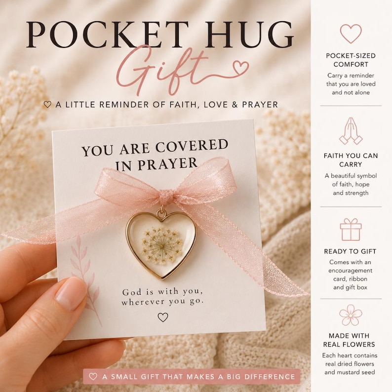 Może przedstawiać: Karta podarunkowa Pocket Hug z wisiorkiem w kształcie serca zawierającym suszone kwiaty i napisem "You are covered in prayer". Karta jest zawiązana r&oacute;żową wstążką i zawiera napis "God is with you, wherever you go."