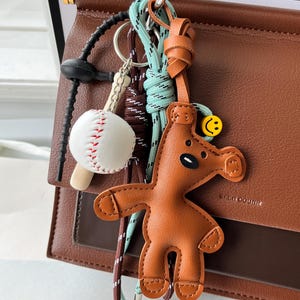 Llavero con dije de oso para bolso, béisbol y cuerda trenzada: lindo y atrevido dije para bolso o cartera, accesorios para mochila