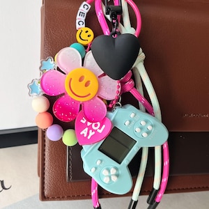 Chaveiro de corda trançada com pingente de flor sorridente, acessórios para bolsas com miçangas, mini console, letras personalizadas, chaveiro de corda trançada, chaveiro de corda da moda