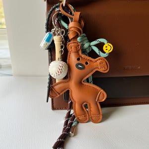 Llavero con dije de oso para bolso, béisbol y cuerda trenzada: lindo y atrevido dije para bolso o cartera, accesorios para mochila