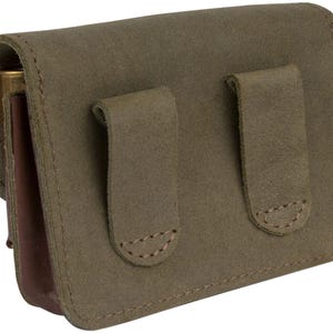 Puede incluir: Una bolsa de cuero verde con dos solapas y una solapa de cuero marr&oacute;n en la parte delantera. La bolsa tiene un dise&ntilde;o cosido y est&aacute; hecha de un material duradero.