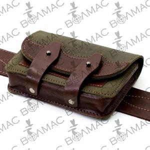 Puede incluir: Una bolsa de cintur&oacute;n de cuero marr&oacute;n y lona verde con cierre de solapa y hebilla. La bolsa tiene dos bolsillos y est&aacute; unida a un cintur&oacute;n de cuero marr&oacute;n.