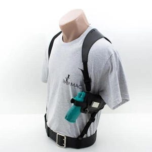 Peut inclure: Un système de holster d'épaule noir porté sur un t-shirt gris clair avec le texte "B-MAC" imprimé sur la poitrine. Le holster maintient une réplique d'arme de poing bleu sarcelle sur le côté, avec des sangles réglables et une ceinture.