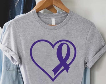 Może przedstawiać: Szary t-shirt z fioletową wstążką w kształcie serca.