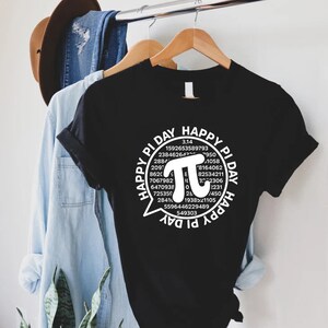 Puede incluir: Camiseta negra con un gr&aacute;fico blanco de un bocadillo de di&aacute;logo con el texto "Happy Pi Day" y un gran s&iacute;mbolo pi con los 30 primeros d&iacute;gitos de pi.