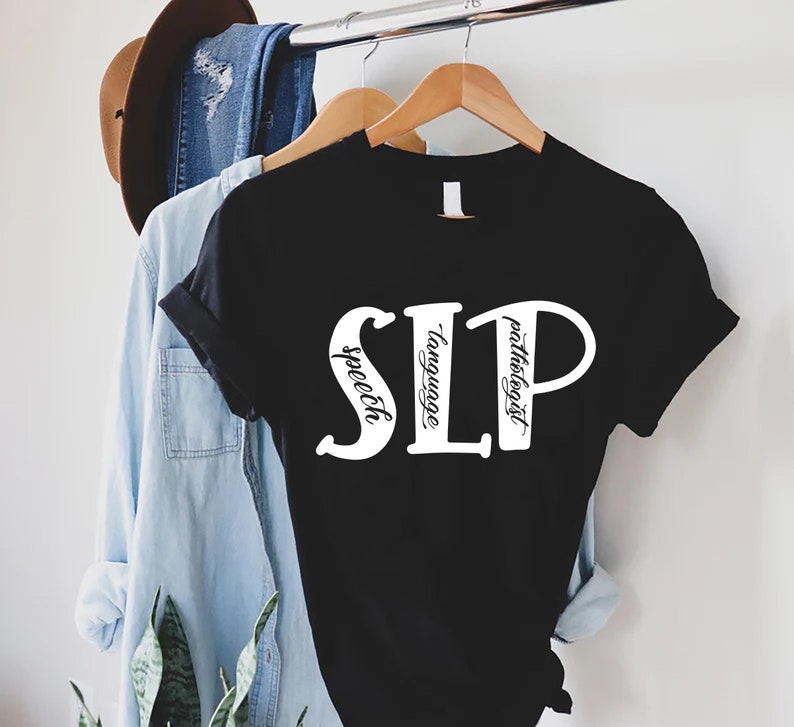 Puede incluir: Camiseta negra con texto blanco que dice "SLP" con las palabras "speech", "language" y "pathologist" escritas verticalmente dentro de las letras.