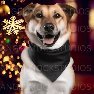 Op de afbeelding: Een bruine en witte hond met een zwarte bandana, glimlachend met zijn tong naar buiten, voor een wazige kerstboom met lichtjes.
