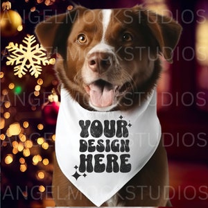 Könnte beinhalten: Ein brauner und weißer Hund, der ein weißes Bandana mit dem Text "YOUR DESIGN HERE" in Schwarz trägt. Das Bandana hat ein glitzerndes Design.