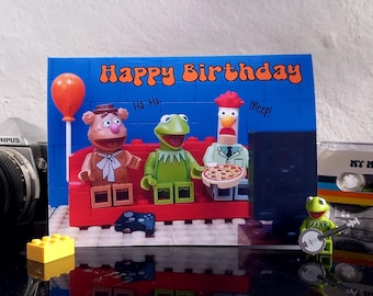 Biglietto di compleanno, Biglietto per feste, Fotografia dei Muppet Lego, Kermit, Beaker, Fozzy, Biglietto d'arte, Biglietto divertente Muppet su un divano/sofà ispirato alla Disney