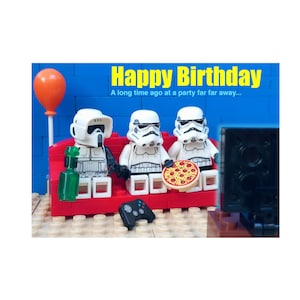 Carte d'anniversaire, carte de fête, photo du Stormtrooper et du Scout trooper de Star Wars de Lego, carte d'art, carte drôle de Stormtroopers sur un canapé