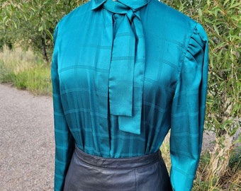 Vintage 1970s Jones New York Turquoise Blue Polyester Button-down Top with Thin Tie in Size 8