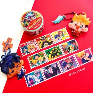 Puede incluir: Colección de artículos de papelería y accesorios con temática de anime sobre una superficie roja y blanca. Los artículos incluyen un rollo de cinta washi con el texto "LOVE & PEACE", pegatinas con forma de sello y llaveros de personajes. Las pegatinas presentan varios personajes de anime y un gato negro.