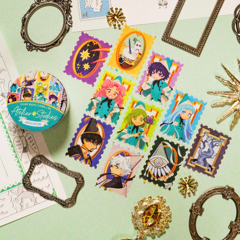 Puede incluir: Una colecci&oacute;n de sellos decorativos y cinta washi con ilustraciones de estilo anime. Los sellos son de varios colores y dise&ntilde;os, con personajes con trajes turquesa y negro. El rollo de cinta washi tiene el texto "Atelier Studies" y "JOYLYCHI".